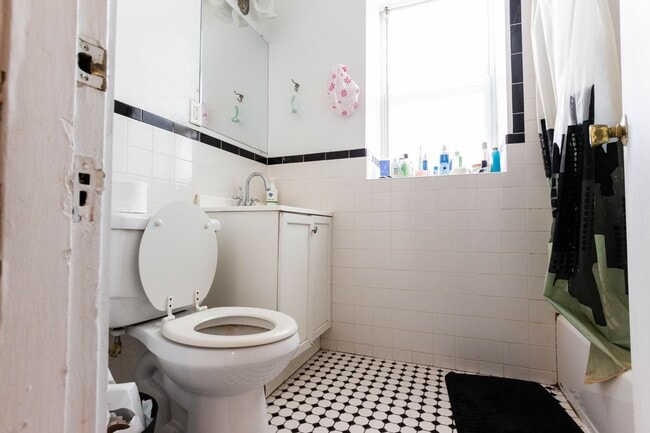 Foto del edificio - No Brokers Fee, Steps from the T Stop, Packard's Corner Area Heat, Hot Water Included, Laundry on...