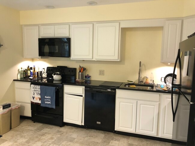 Building Photo - 1655 Highlandon Ct