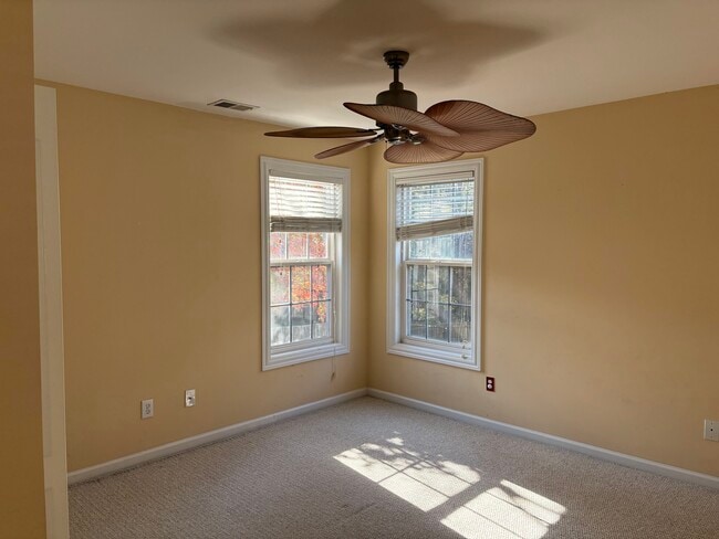 Foto del edificio - 945 College Pl Ct NW