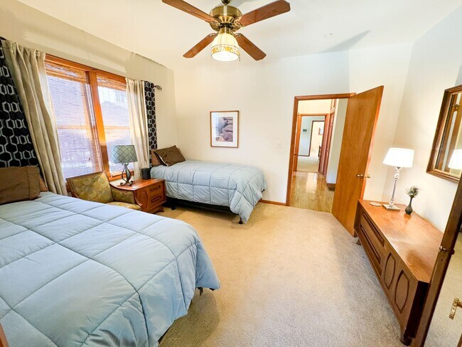 Foto del edificio - Lakefront Bungalow