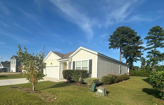 Building Photo - 8170 E Highcroft Dr NE