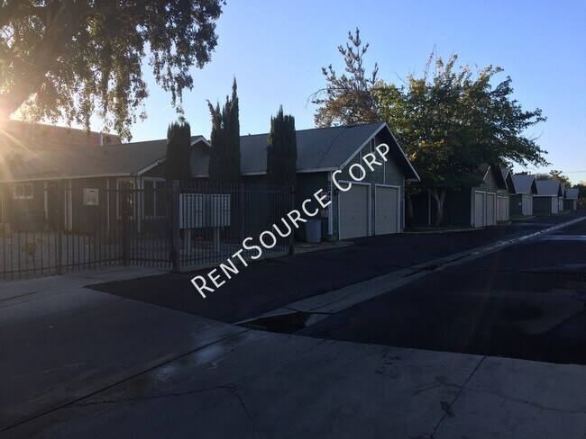 Building Photo - 2 Bedroom / 1 Bathroom Condo for rent in L...