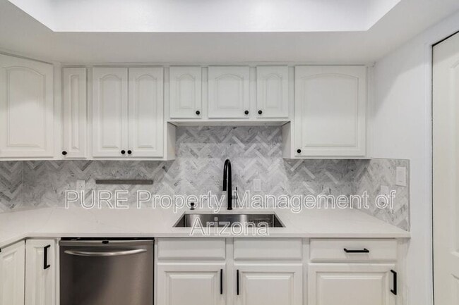 Building Photo - 1016 E Pueblo Dr