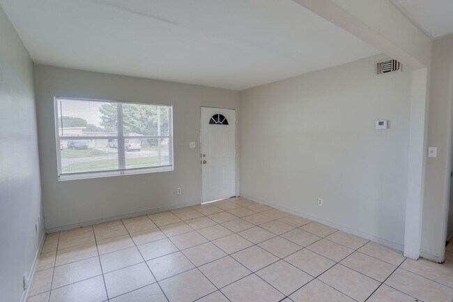 Building Photo - 801 Egan Dr
