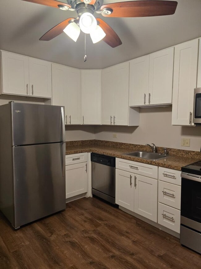 Building Photo - 941 N River Dr