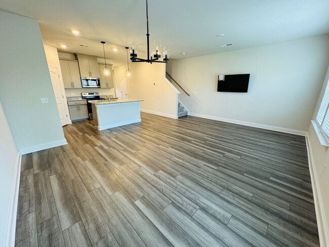 Building Photo - FOR LEASE - 3 bed, 2.5 bath, 1611 sqft tow...