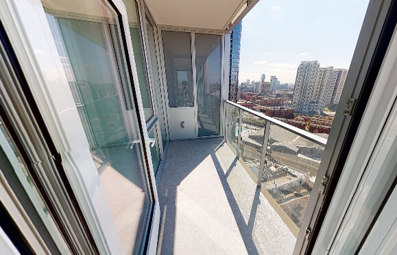 Foto del edificio - 365 W Grand Ave