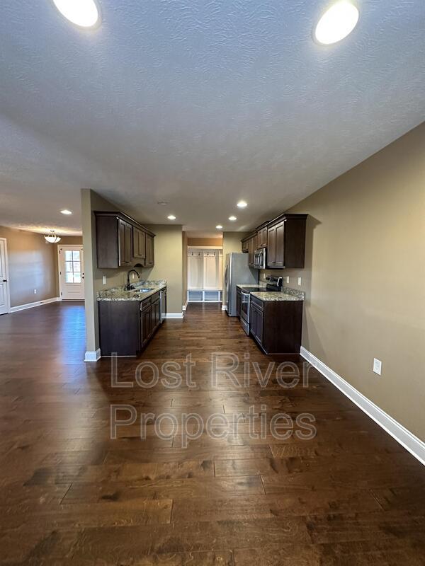 Foto del edificio - 381 Paige Ave
