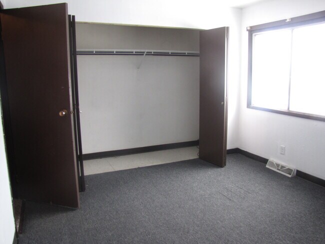 Master bedroom - 100 Ave M Ave W