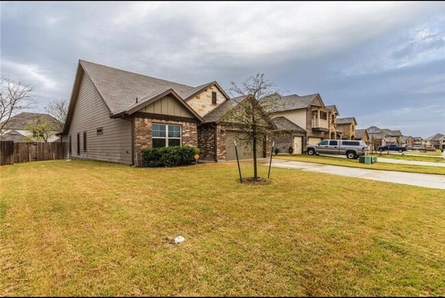 Foto del edificio - 8219 Quiet Hollow Dr