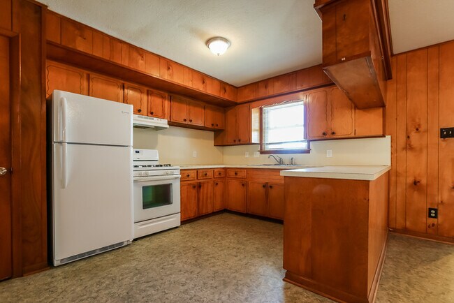 Building Photo - Lovely 3 Bedroom Brick Home