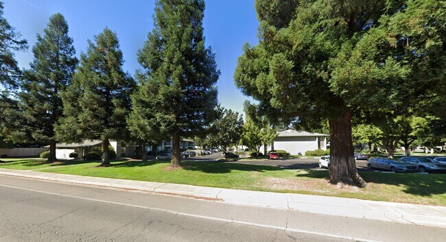 Foto del edificio - 1650 Forest Ave