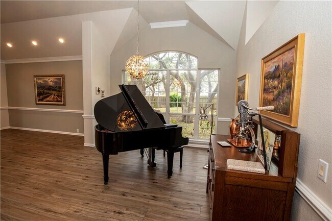 Building Photo - 10030 Estancia Ln