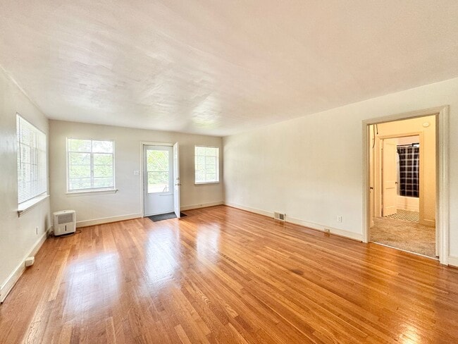 Building Photo - Adorable 2 Bedroom Duplex Close to Downtow...