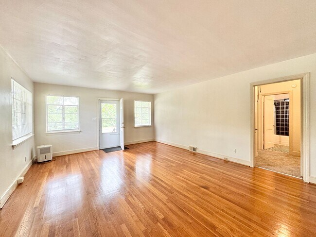 Foto del edificio - Adorable 2 Bedroom Duplex Close to Downtow...