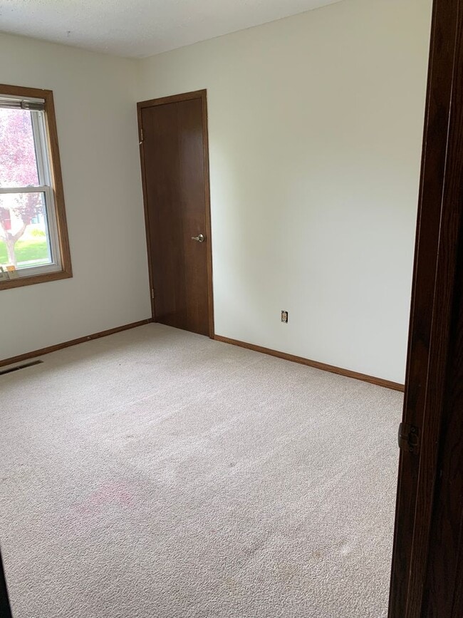 Building Photo - Gorgeous, pet friendly 4 bed 2 1/2 bath house