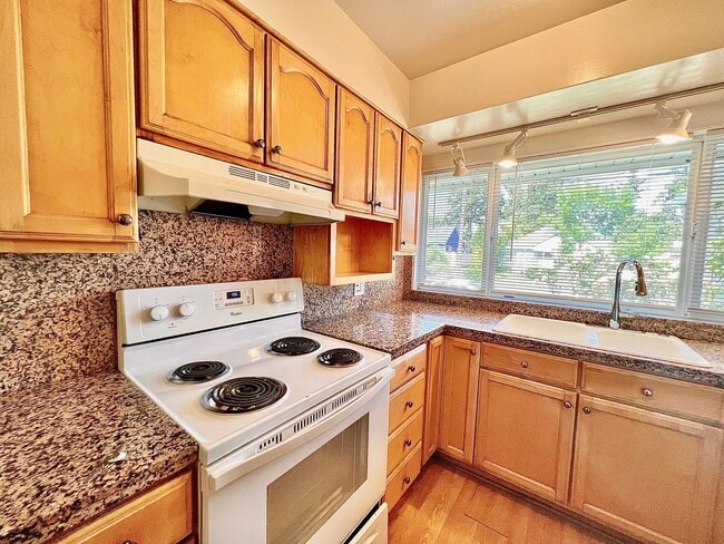 Foto del edificio - Recently Renovated House With Fenced Back ...