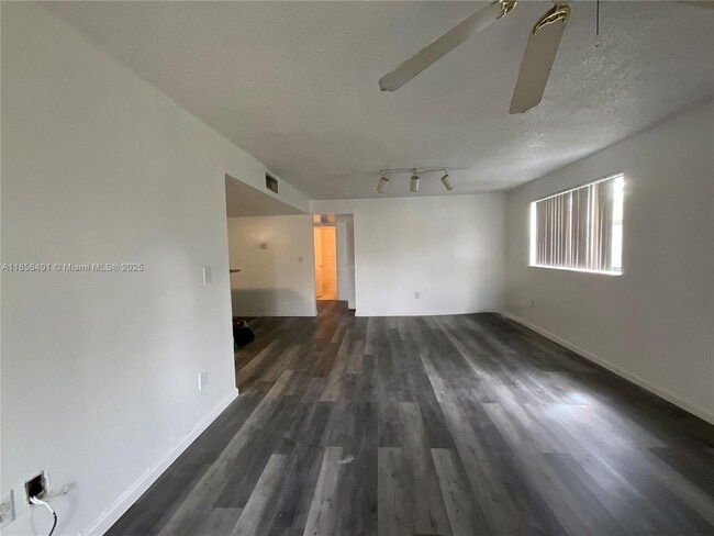 Foto del edificio - 9877 Nob Hill Ct