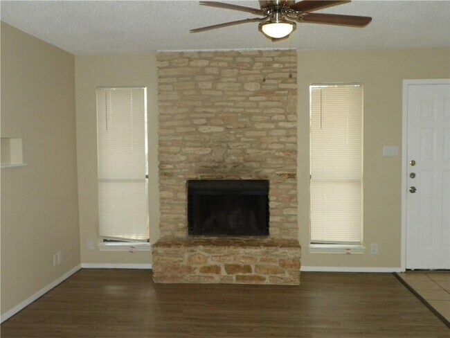 Foto del edificio - 412 Cypress Ln