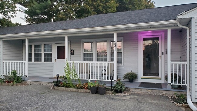Building Photo - 921 Cottage St