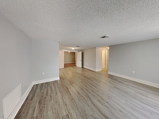 Foto del edificio - Charming 3-Bed, 2-Bath Home in Port Richey with Garage