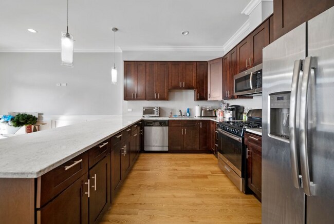 Foto del edificio - 3336 W Irving Park Rd