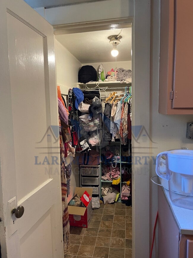 Building Photo - Basement Apartment Near Campus