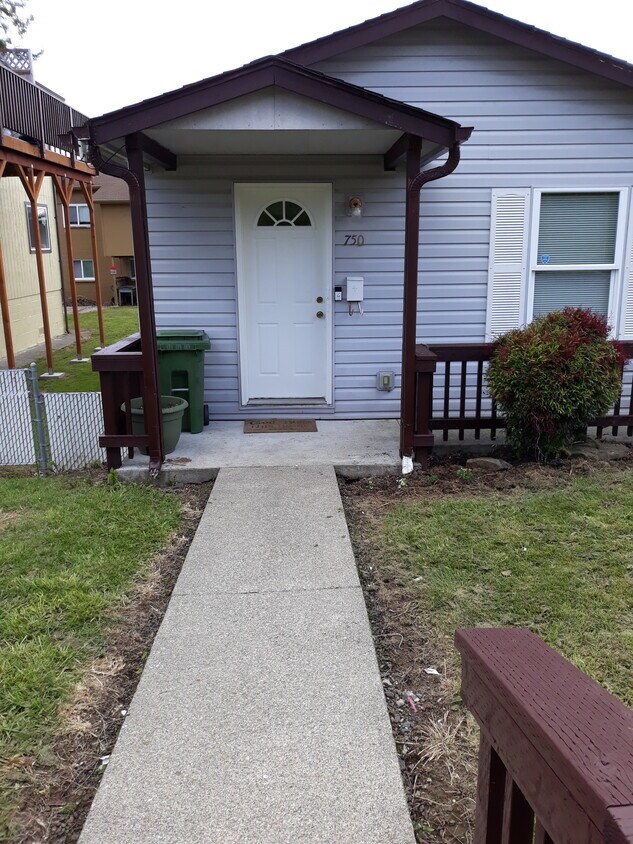 Primary Photo - 750 S 4th St