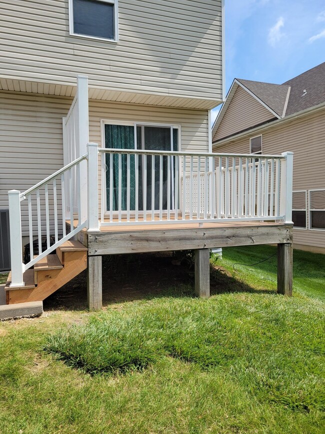 Building Photo - 2027 Hickoryleaf Ln