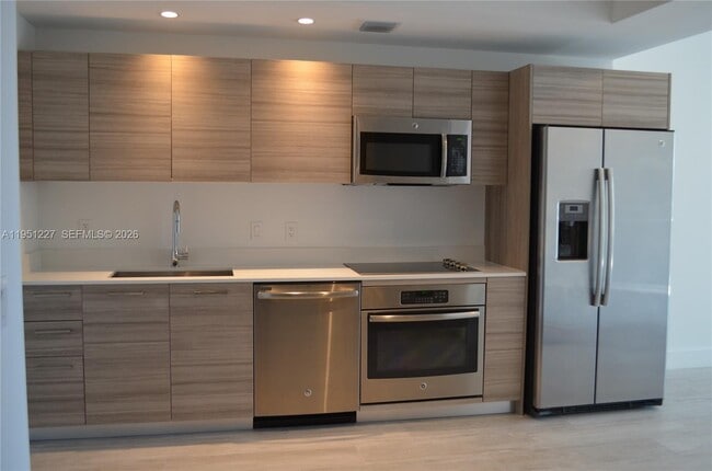 Building Photo - 121 NE 34th St