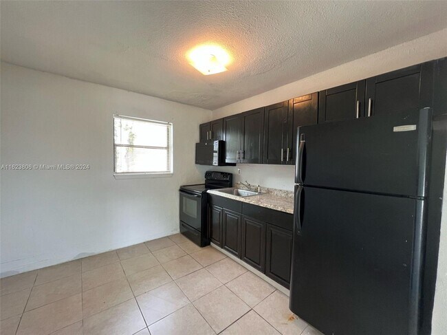 Foto del edificio - 2401 NW 15th St