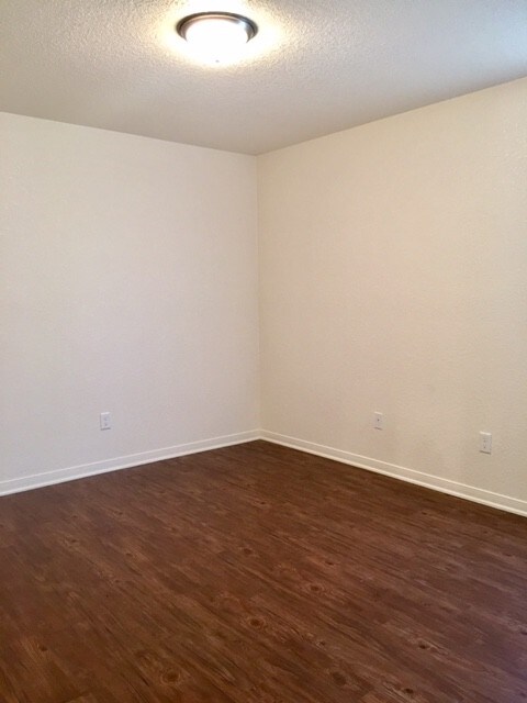 Building Photo - 911 Rosewood Dr