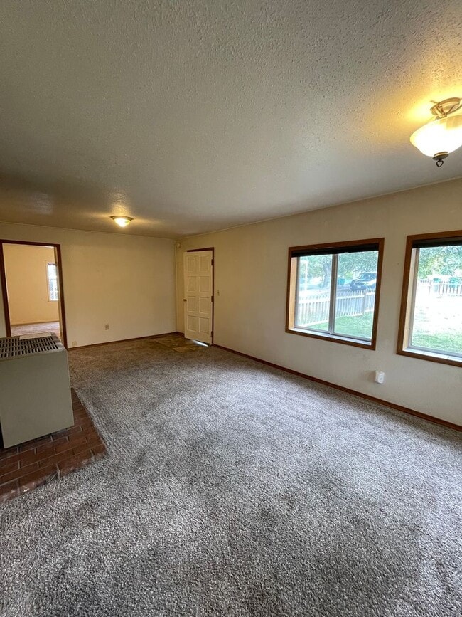 Building Photo - Nice 4 bedroom, 2.5 bath home featuring 1,...