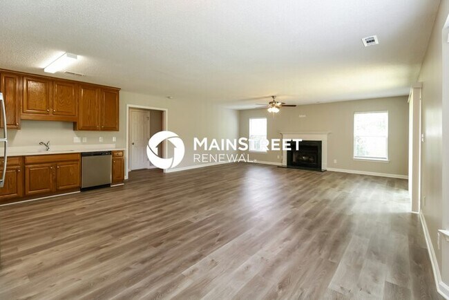 Foto del edificio - 4 Bedroom Pet-Friendly Home in Browns Summit, NC with Main Street Renewal