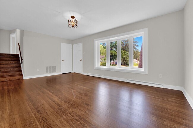 Building Photo - Beautiful Renovated 4 Bedroom 2.5 Bathroom...