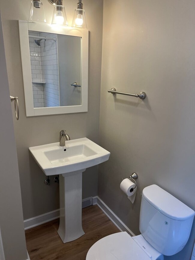 Building Photo - Renovated 5 Bedroom house in Saint Paul