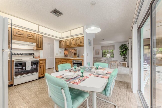 Foto del edificio - 4095 SE Centerboard Ln