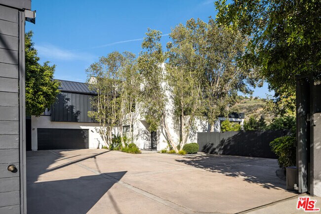 Foto del edificio - 8080 Laurel View Dr