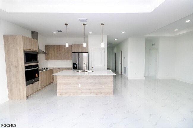 Foto del edificio - 731 Bering Ave S