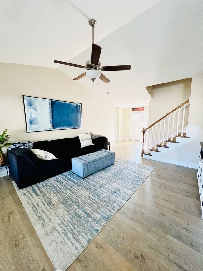 Building Photo - FENCED Backyard! Beautiful 4 Bedroom, 3 Ba...