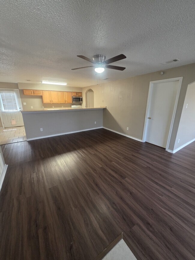 Foto del edificio - 4 bed 2 bath home