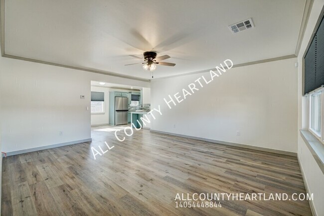 Photo - 330 E 6th St House