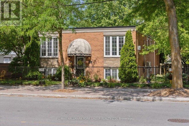 Building Photo - 948 Lake Dr E