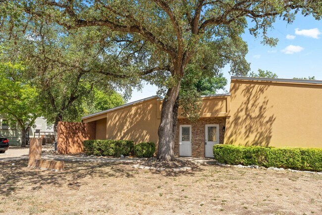 Foto del edificio - Walk to campus, Walk downtown, Shared Fenced Yard and Courtyard, Flat Rate Utilities!