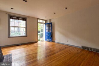Building Photo - 404 S Croskey St