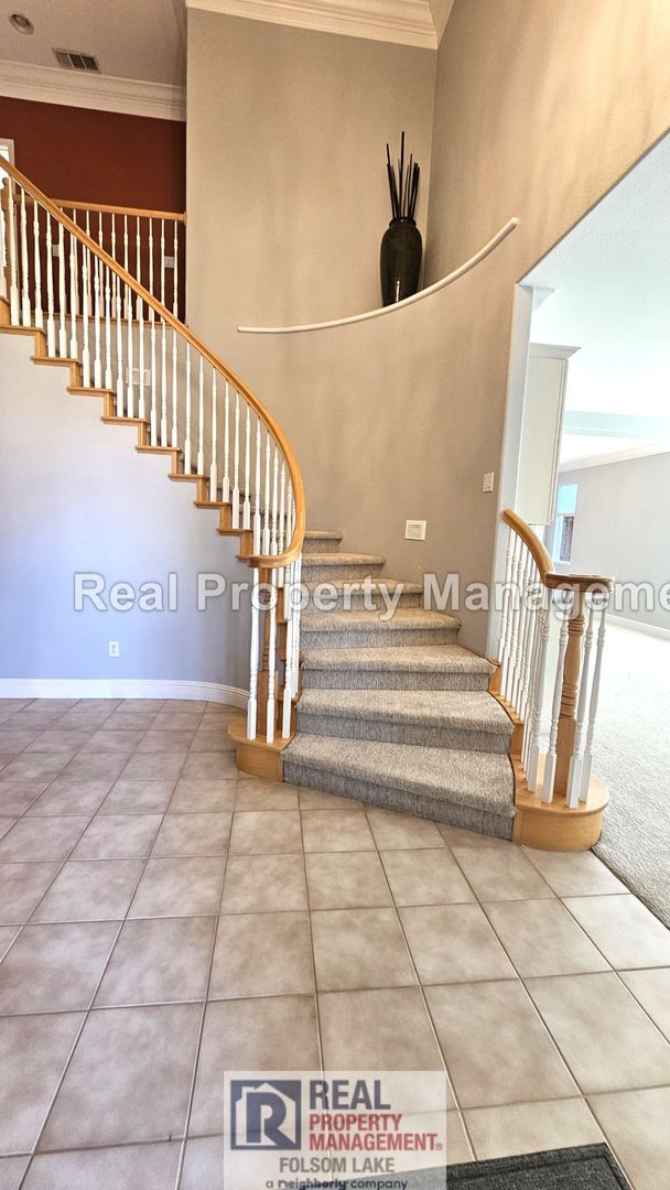 Foto del edificio - 5 Bedroom Carmichael Home + Large Bonus Room | 3-Car Garage & RV/Boat Parking