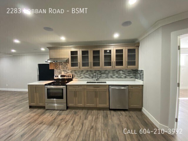 Building Photo - Suite in a Great Neighbourhood