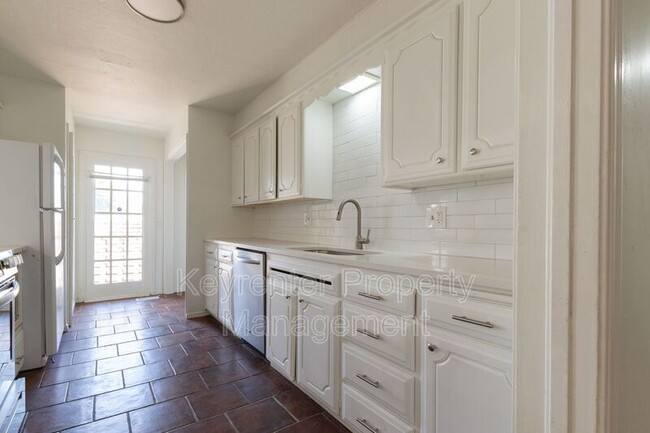 Building Photo - 6334 N Villa Ave
