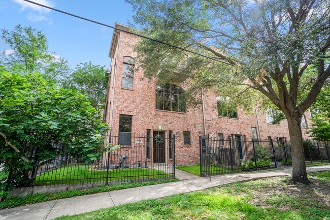 Building Photo - 2719 La Branch St