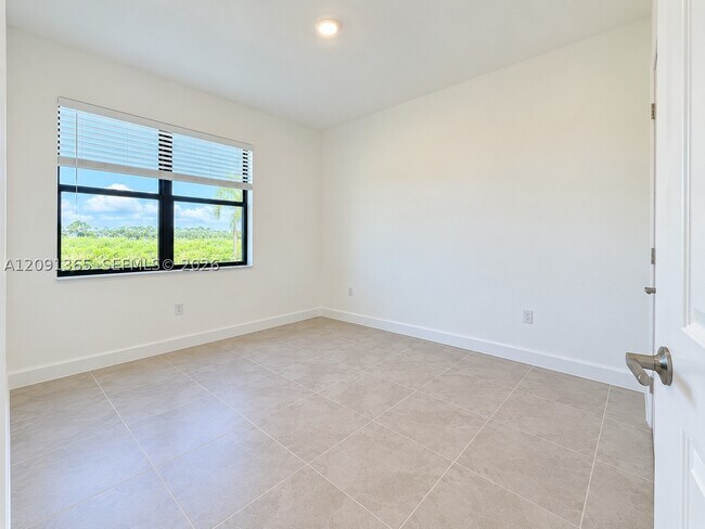 Foto del edificio - 10755 Wilgrove 10755